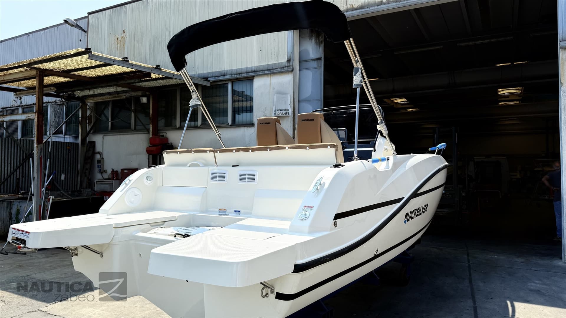 Quicksilver Activ 605 Open used - detail 2
