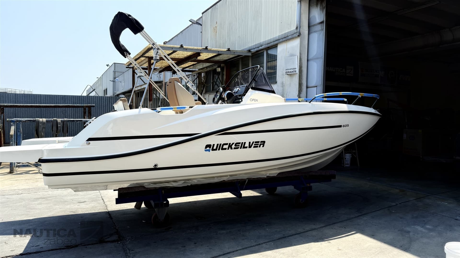 Quicksilver Activ 605 Open used - detail 1