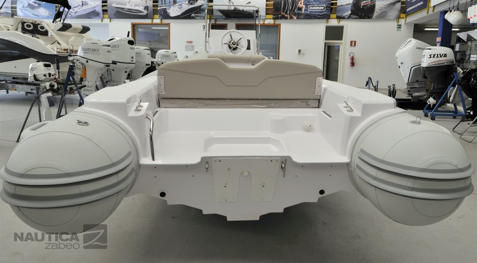 Stingher Predator 570 - Interior View Stingher Predator 570 - Interior View