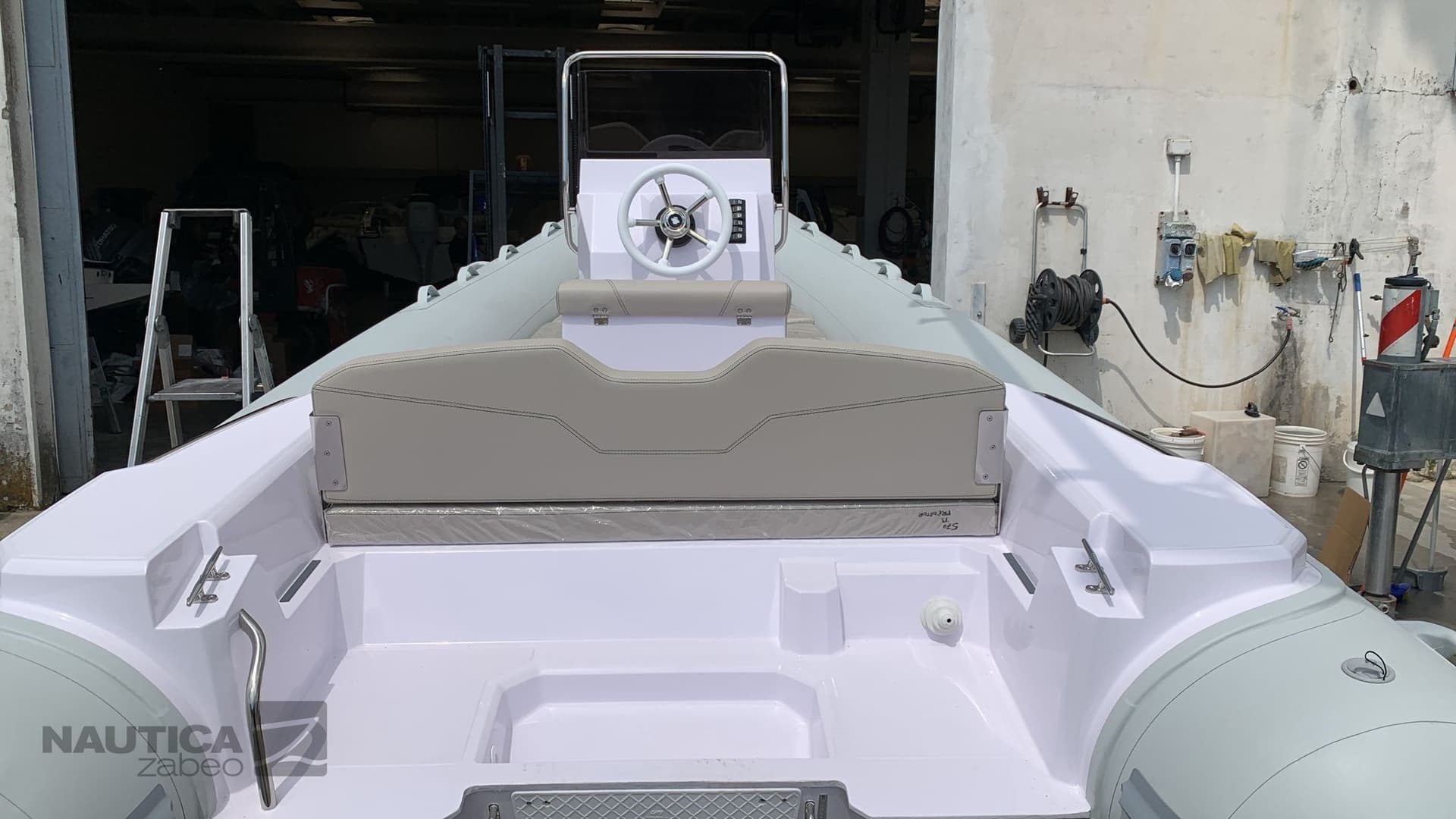 Stingher Predator 570 d'occasion - image hero 9