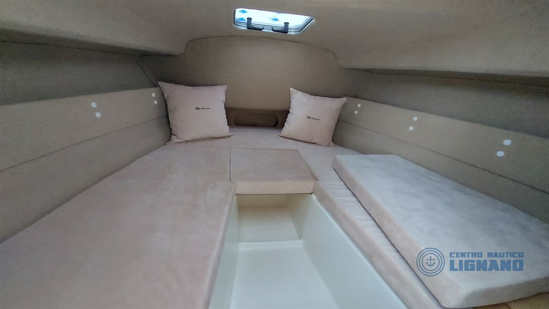 Manara 550 Pilot House - Interior View Manara 550 Pilot House - Interior View