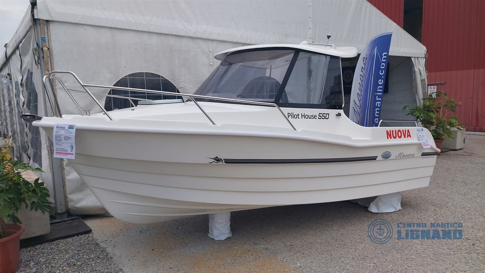 Manara 550 Pilot House - Detail View 1 Manara 550 Pilot House - Detail View 1