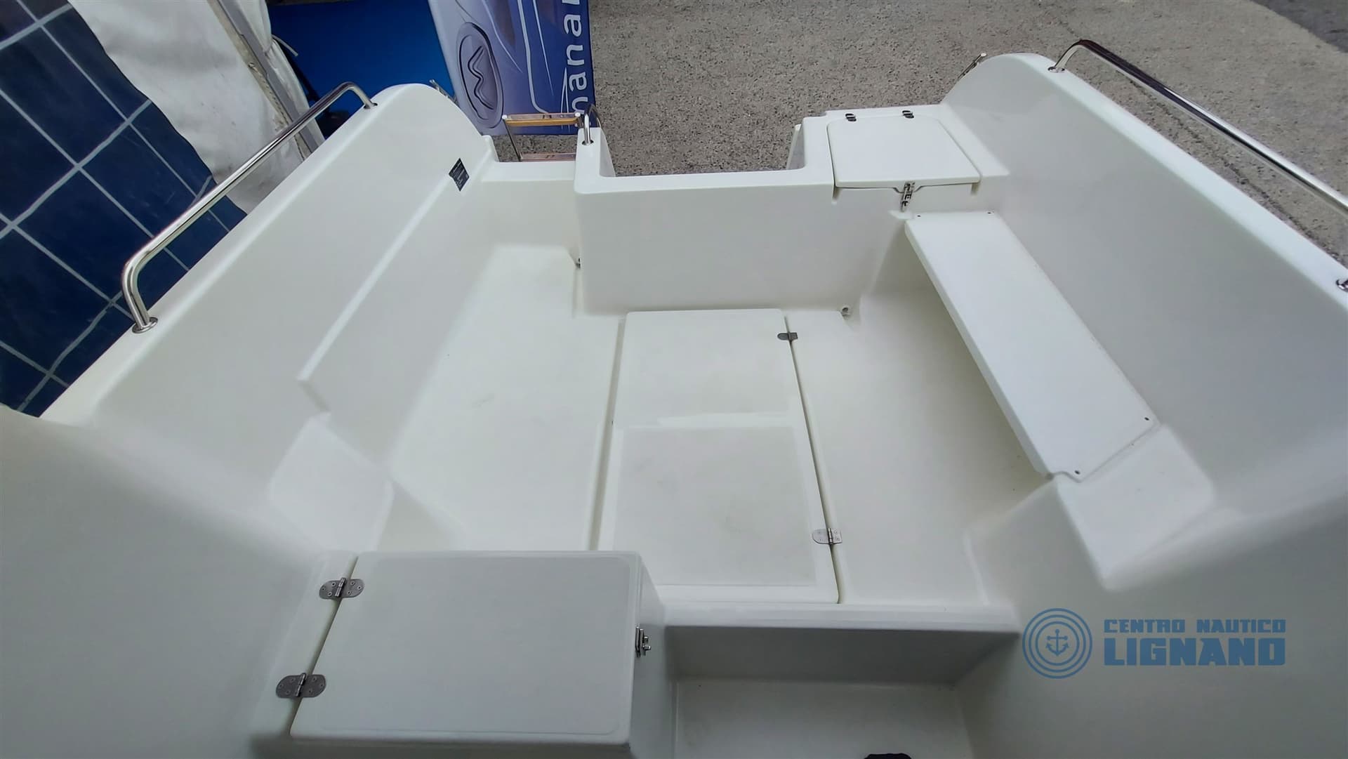 Manara 550 Pilot House - Deck View Manara 550 Pilot House - Deck View