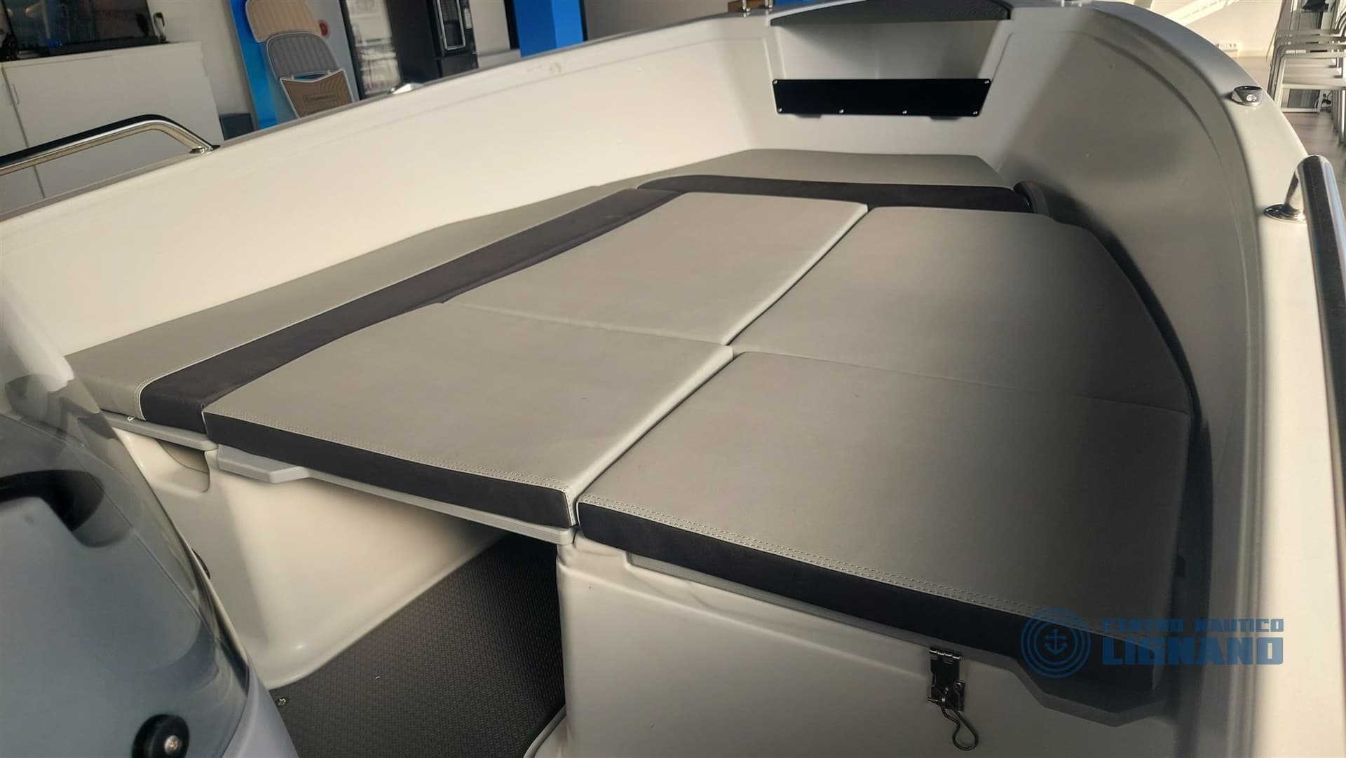 Terhi 450 Central Console - Deck View Terhi 450 Central Console - Deck View