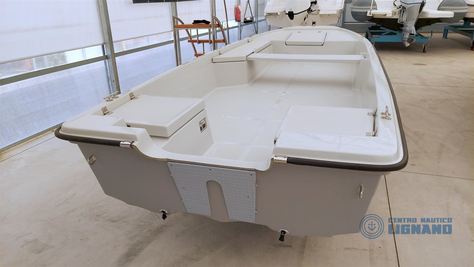 Hiros Boat 5.0 Base - Interior View Hiros Boat 5.0 Base - Interior View
