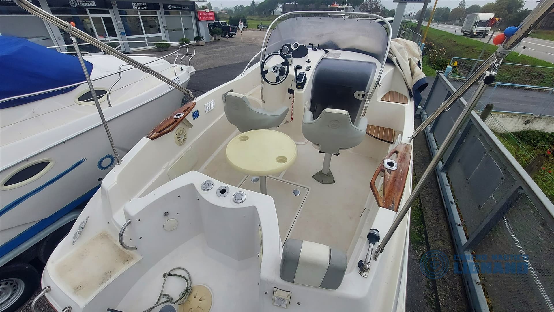 Quicksilver Commander 635 Wa - Interior View Quicksilver Commander 635 Wa - Interior View