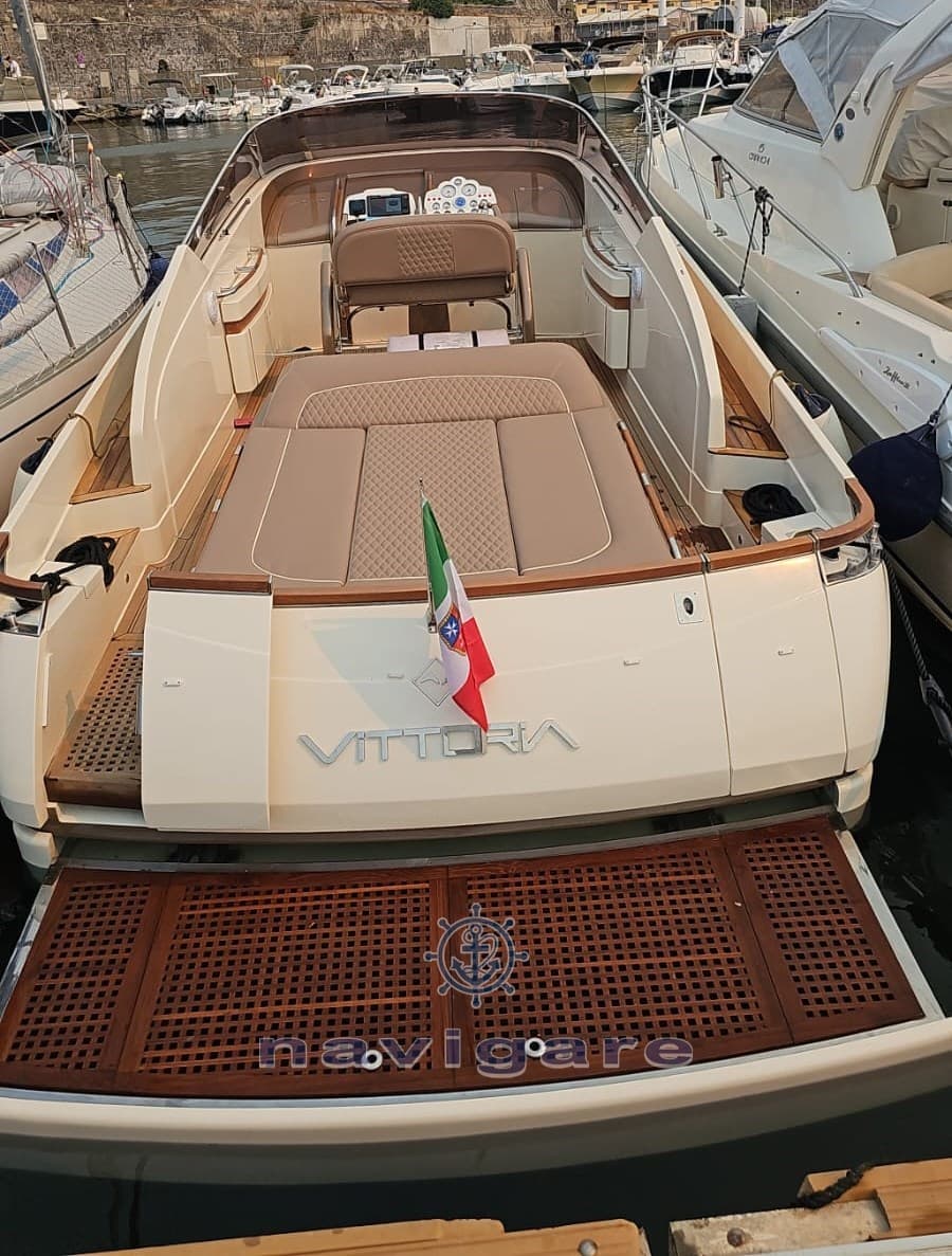 Ilver Piper 33 - Detail View 1 Ilver Piper 33 - Detail View 1