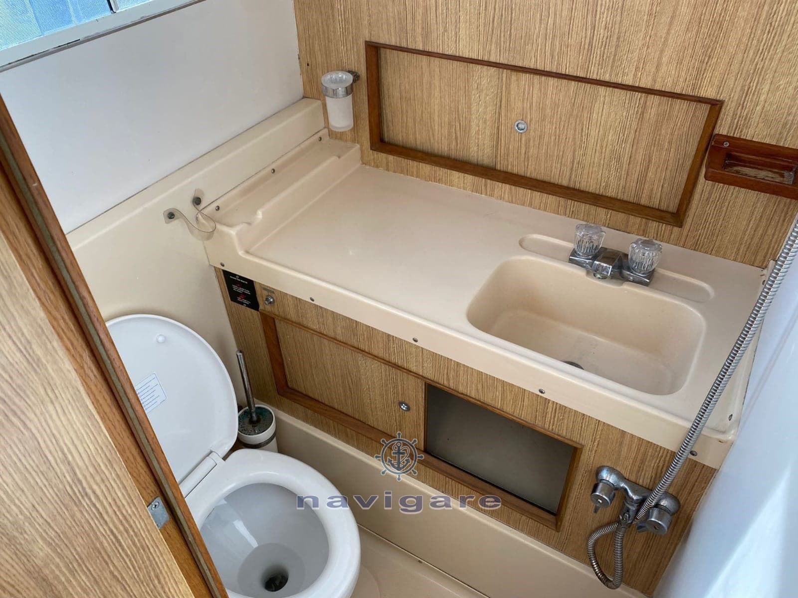 Bertram Yacht 28' Sf - Deck View Bertram Yacht 28' Sf - Deck View