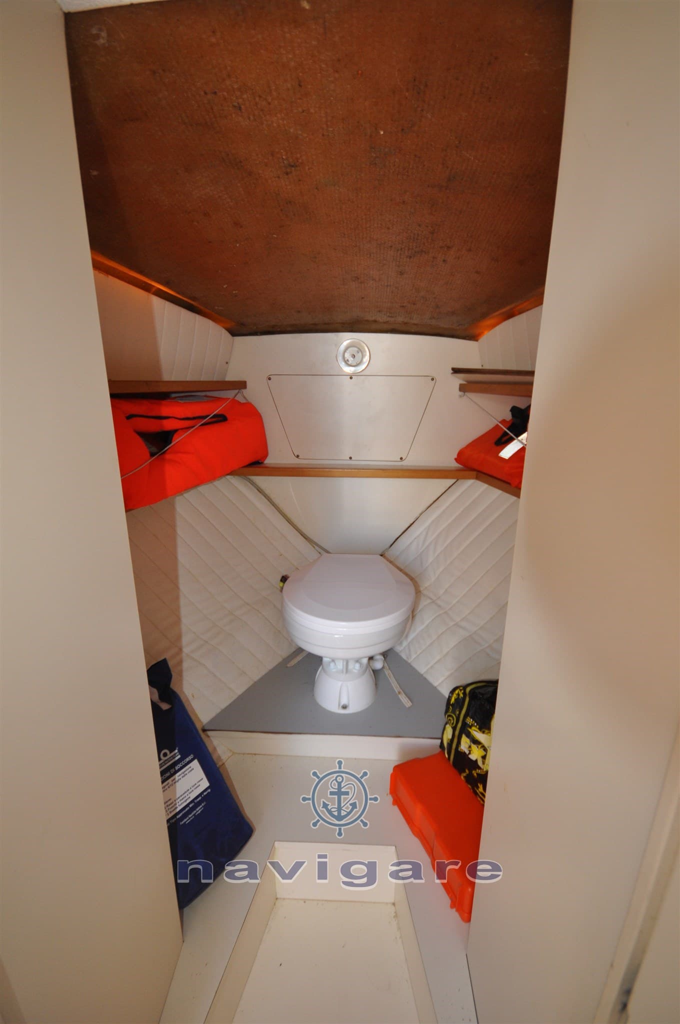 Royal Yacht Group Harpoon 255 Walkaround - Interior View Royal Yacht Group Harpoon 255 Walkaround - Interior View