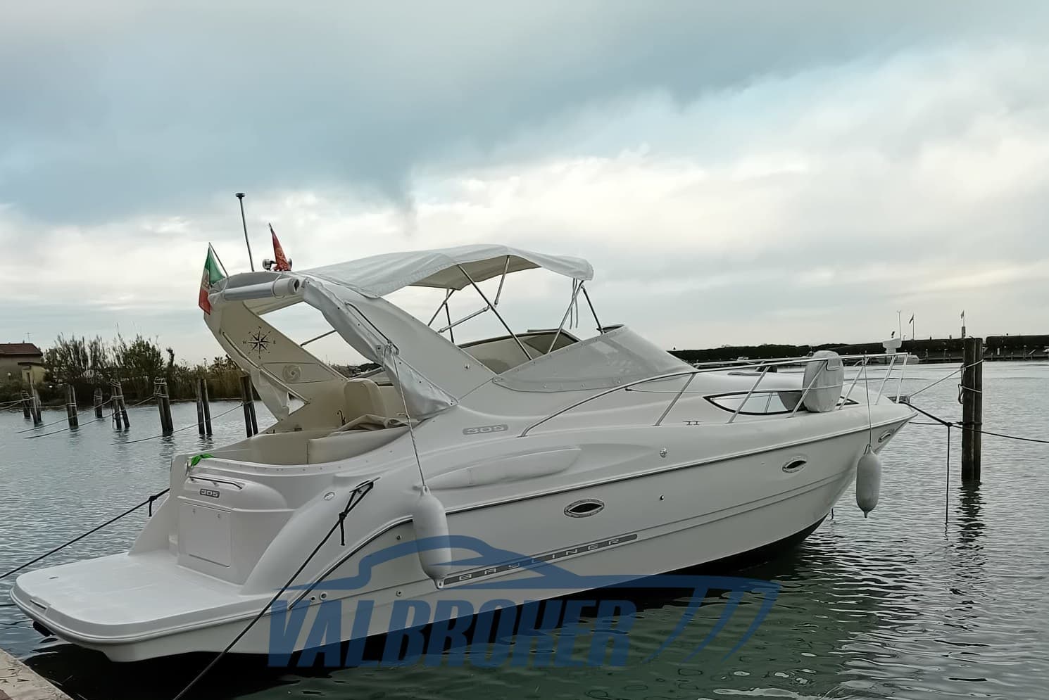 Bayliner 3055 El - Main View Bayliner 3055 El - Main View