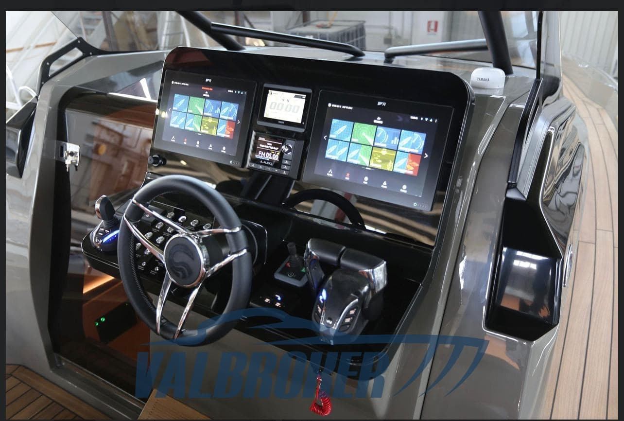 Capelli Stradivari 43 - Deck View Capelli Stradivari 43 - Deck View