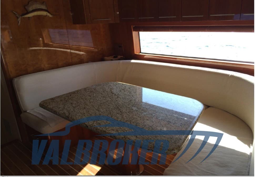 Hatteras 70' Convertible usato - foto hero 15