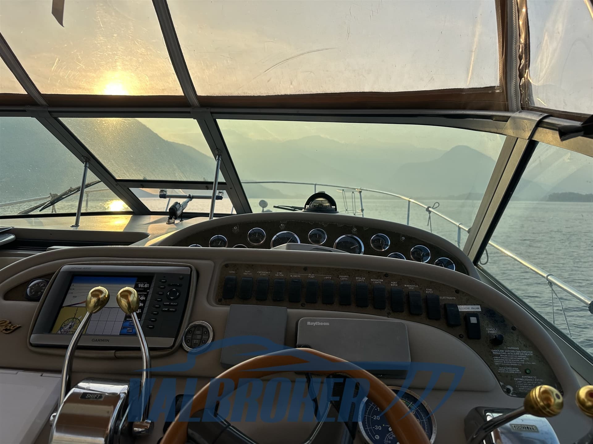 Sea Ray 310 SUNDANCER usato - foto hero 19