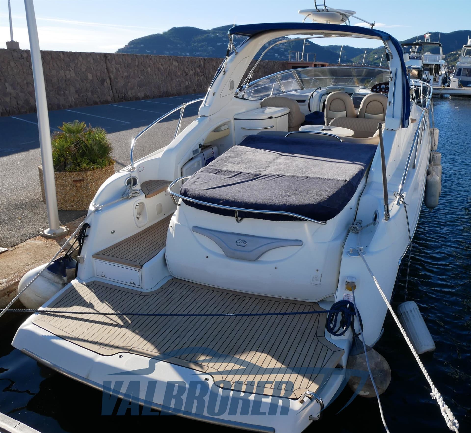 Cranchi Endurance 41 - Deck View Cranchi Endurance 41 - Deck View
