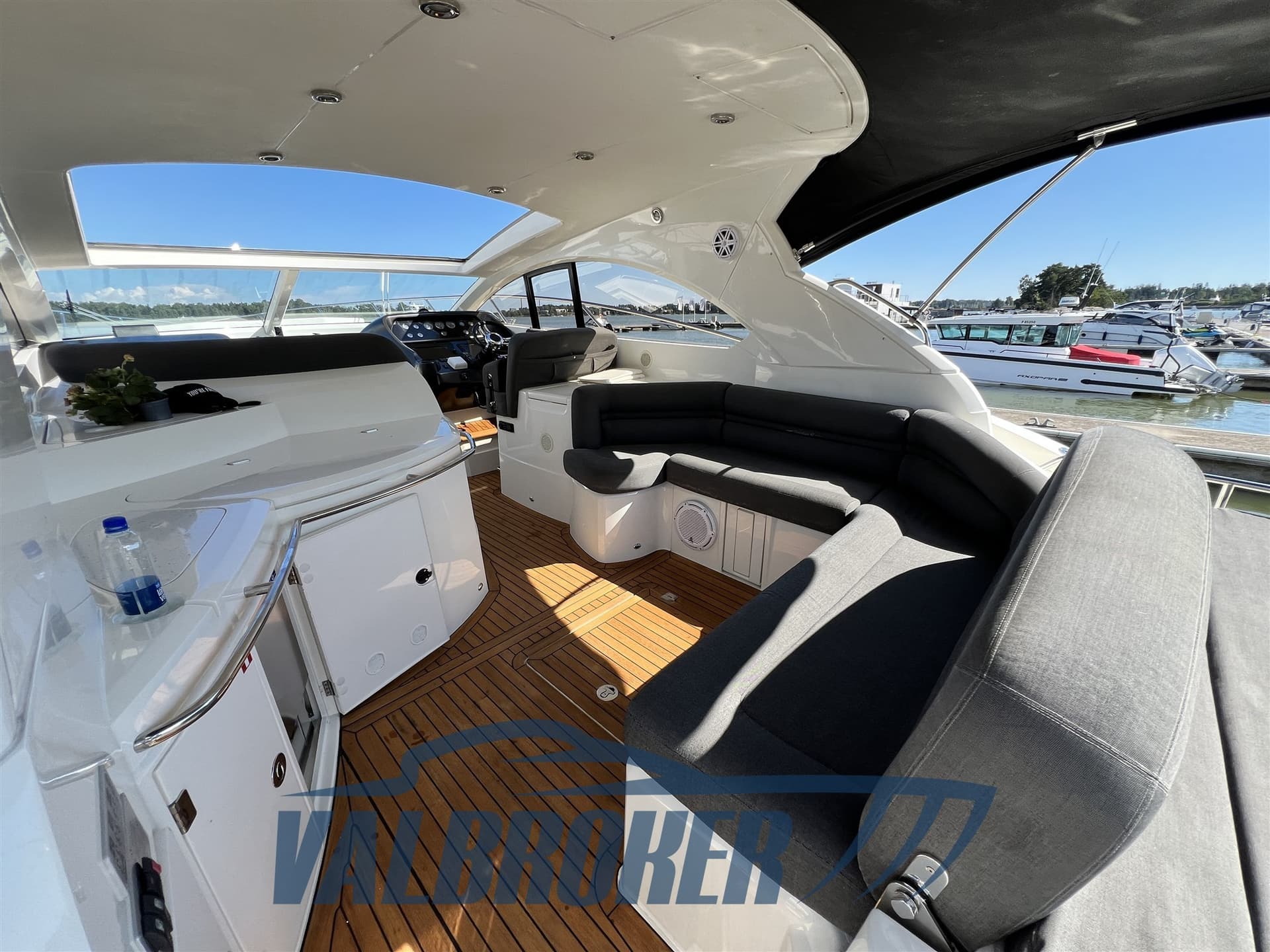Sunseeker Portofino 47 - Deck View Sunseeker Portofino 47 - Deck View