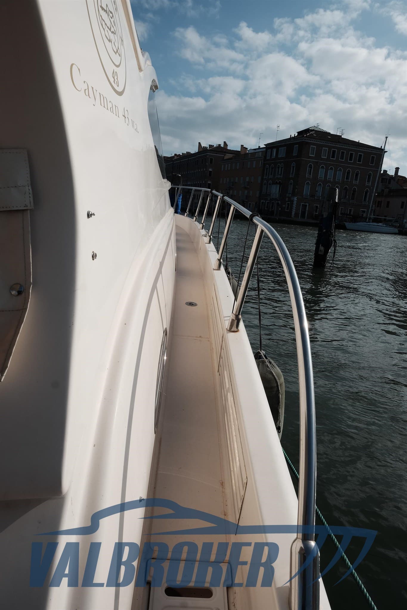 Cayman 43 Wa - Deck View Cayman 43 Wa - Deck View