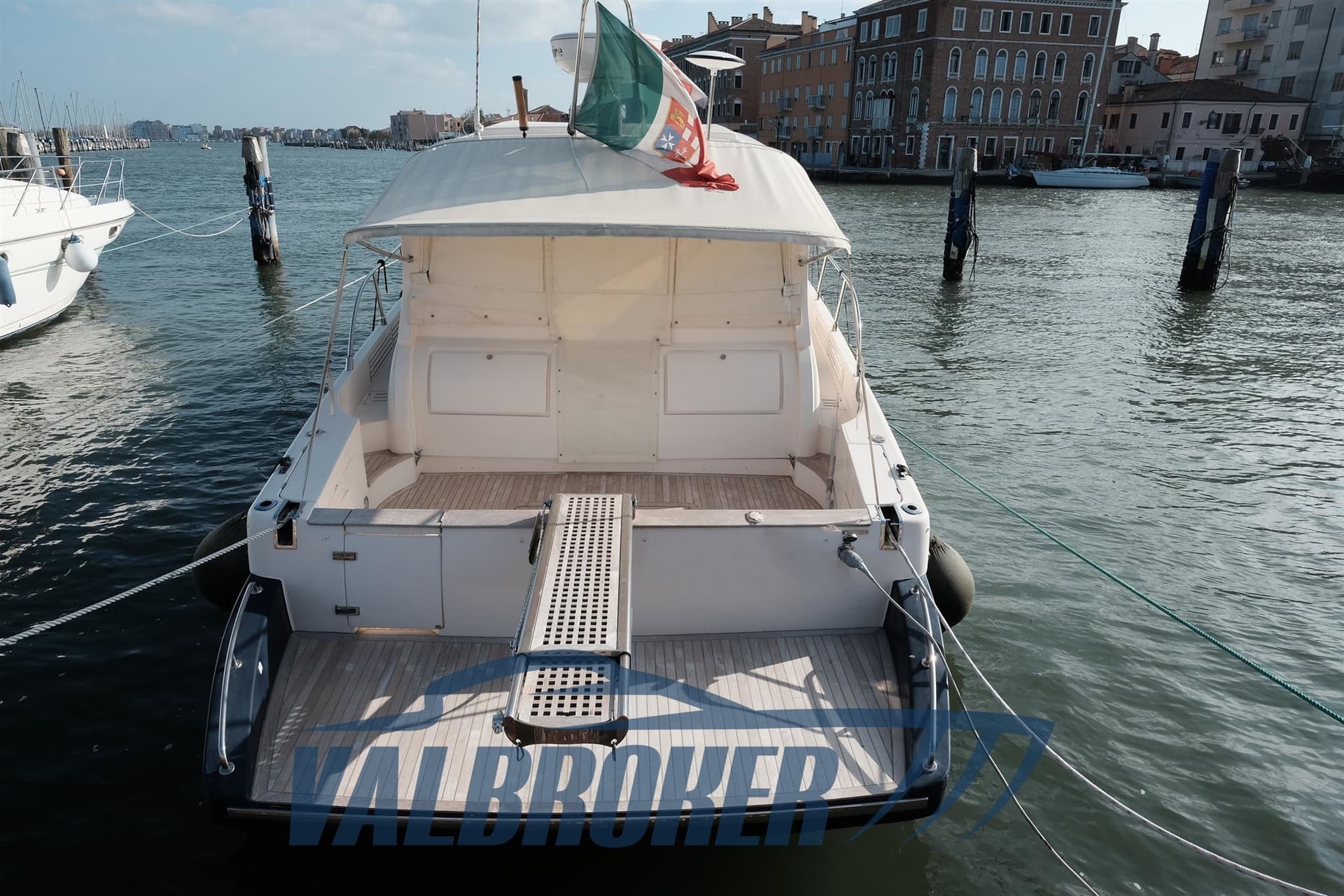 Cayman 43 Wa - Detail View 1 Cayman 43 Wa - Detail View 1