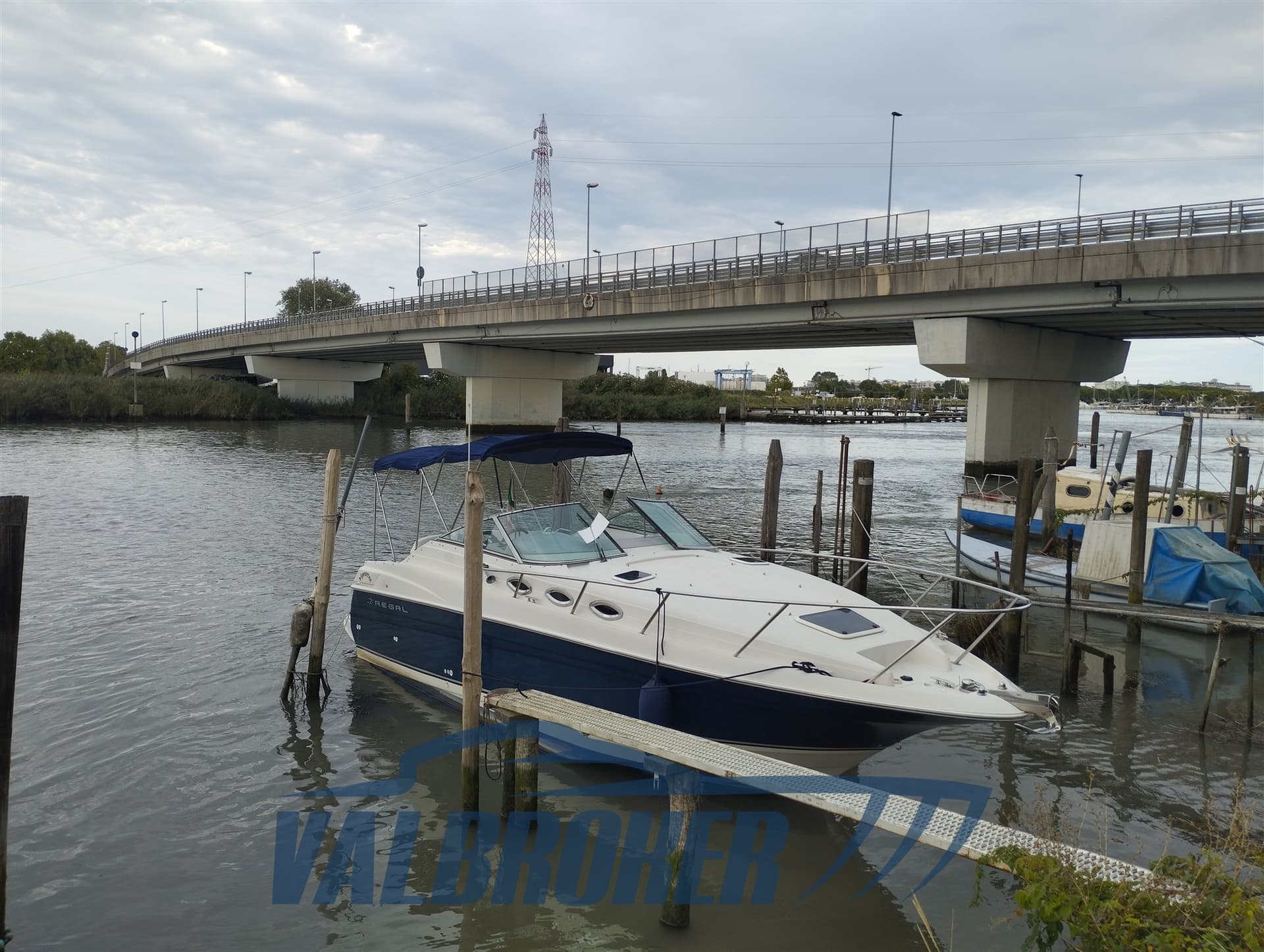 Regal Marine 2660 Commodore - Deck View Regal Marine 2660 Commodore - Deck View