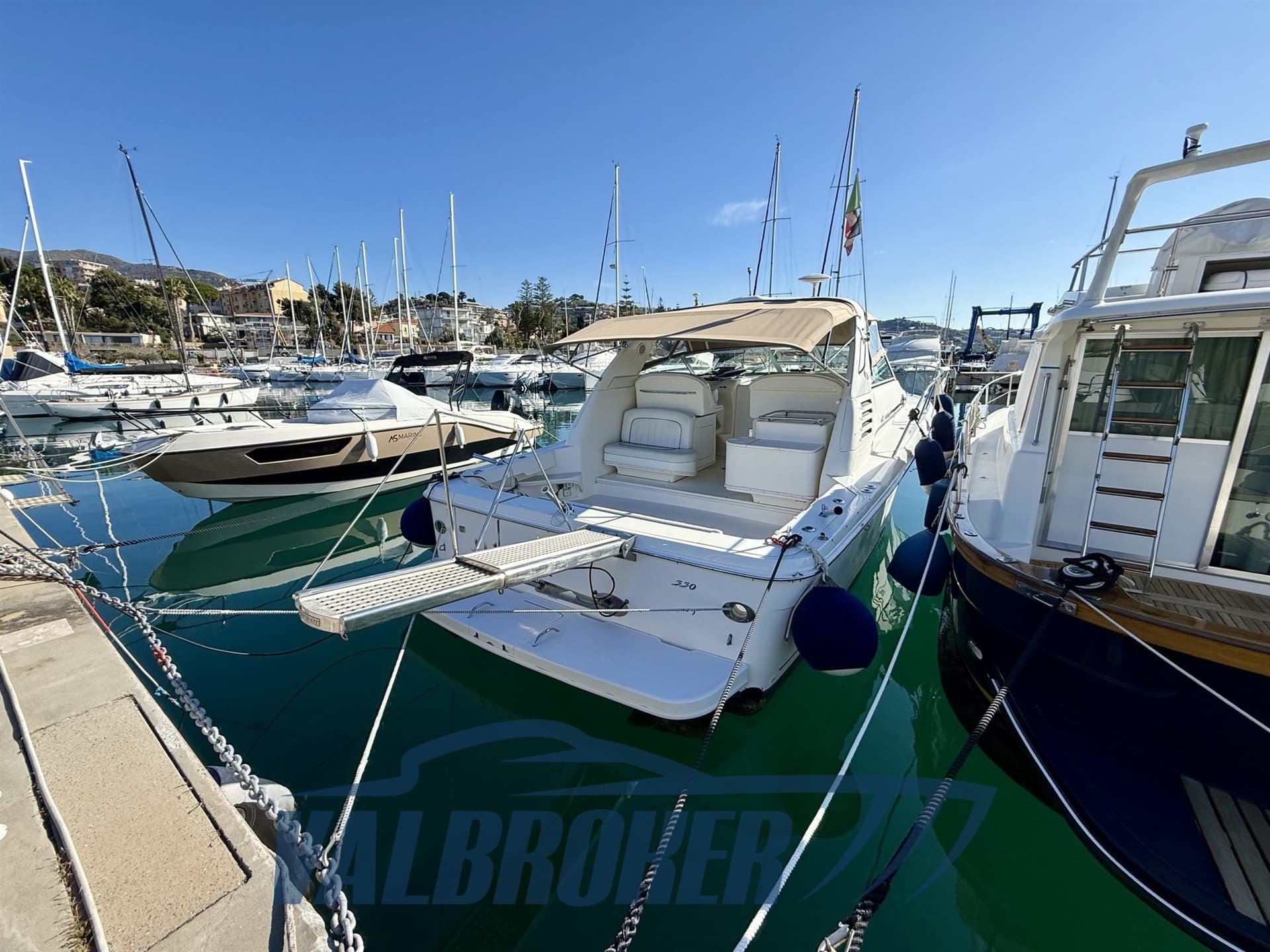 Sea Ray 330 Amberjack - Detail View 1 Sea Ray 330 Amberjack - Detail View 1