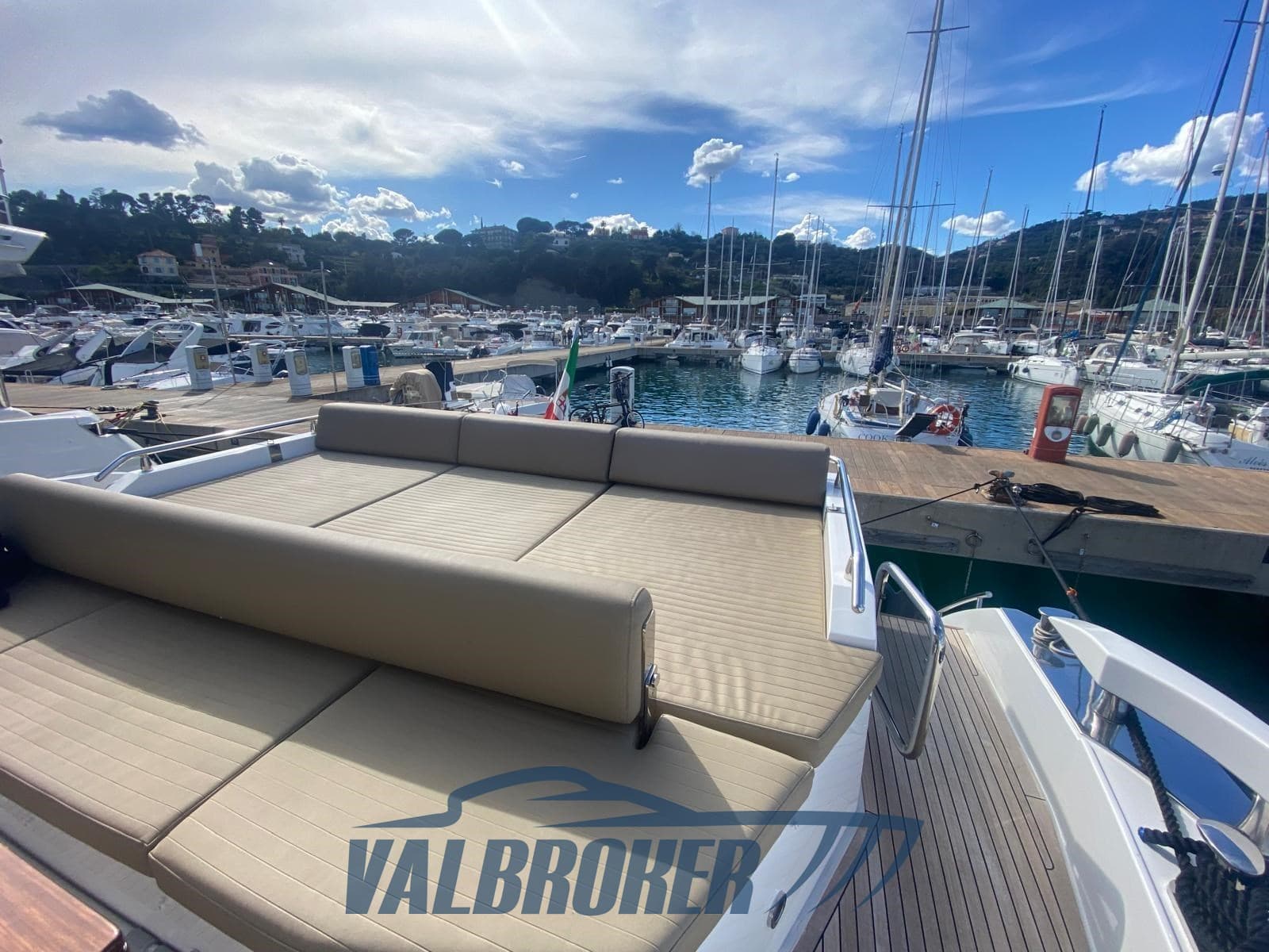 Azimut 77s - Deck View Azimut 77s - Deck View