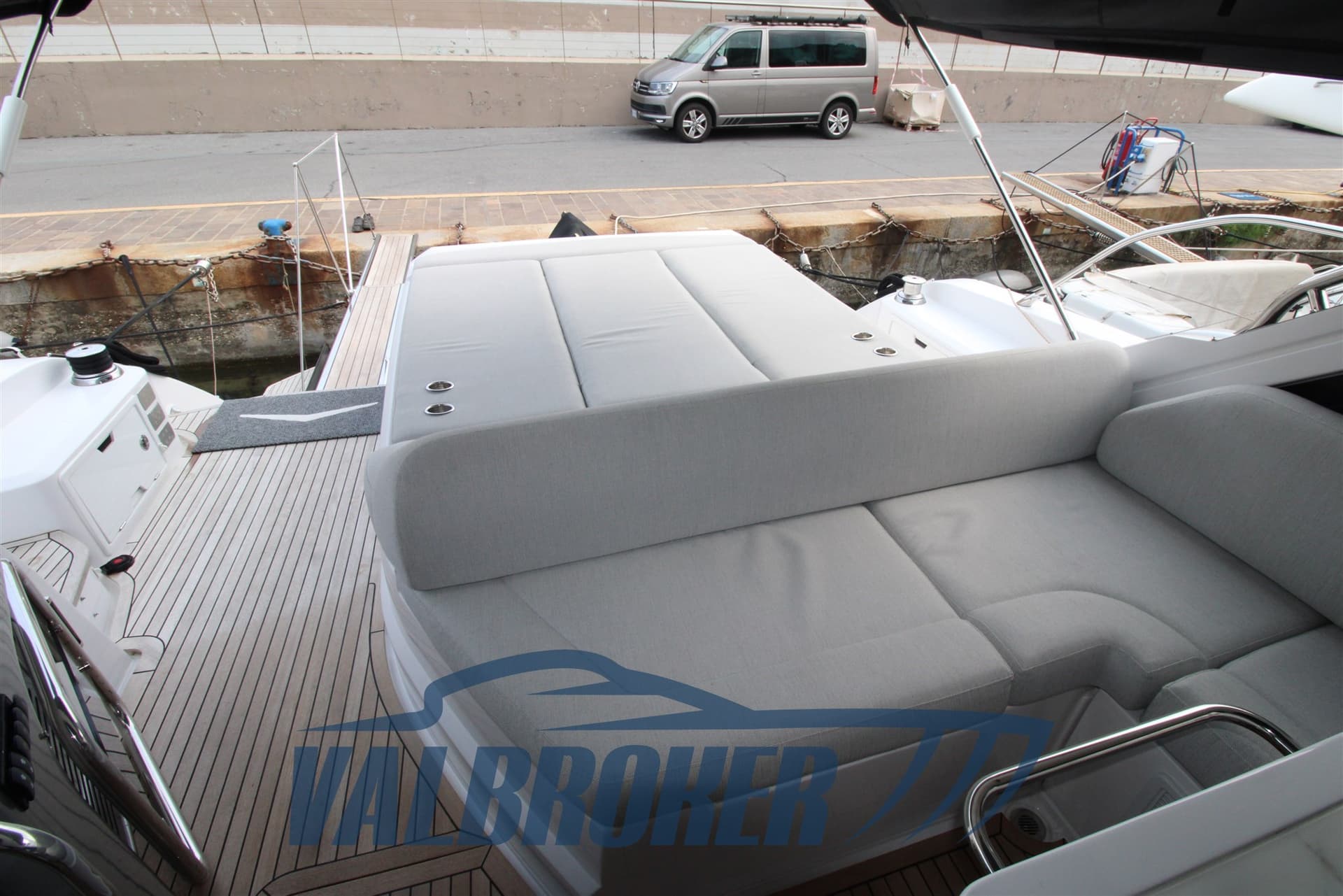Azimut Atlantis 51 - Deck View Azimut Atlantis 51 - Deck View