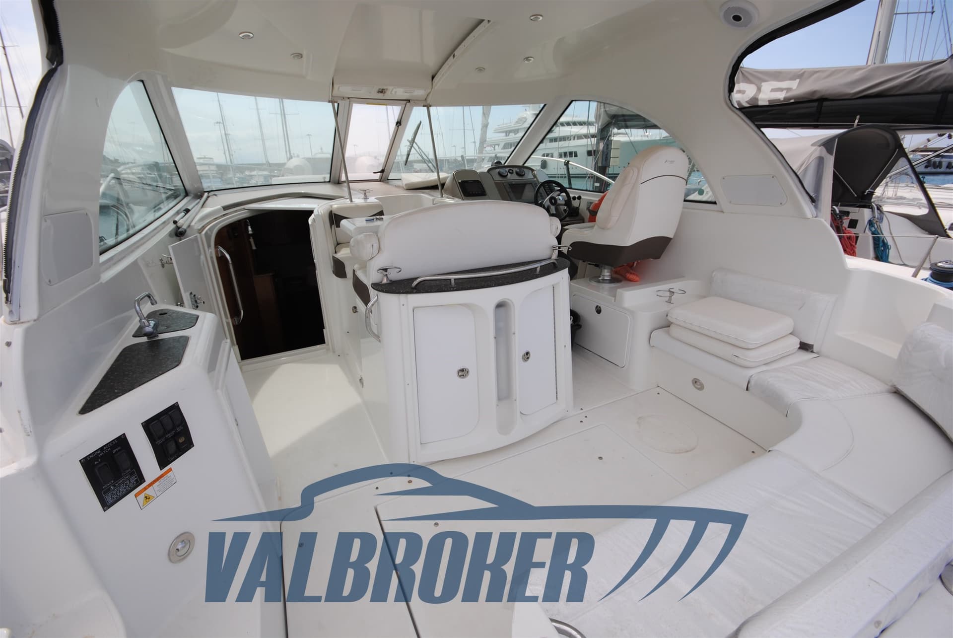 Cruisers Yachts 390 Sc - Interior View Cruisers Yachts 390 Sc - Interior View