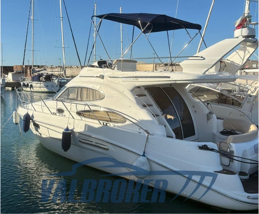 Sealine F 37 - Deck View Sealine F 37 - Deck View