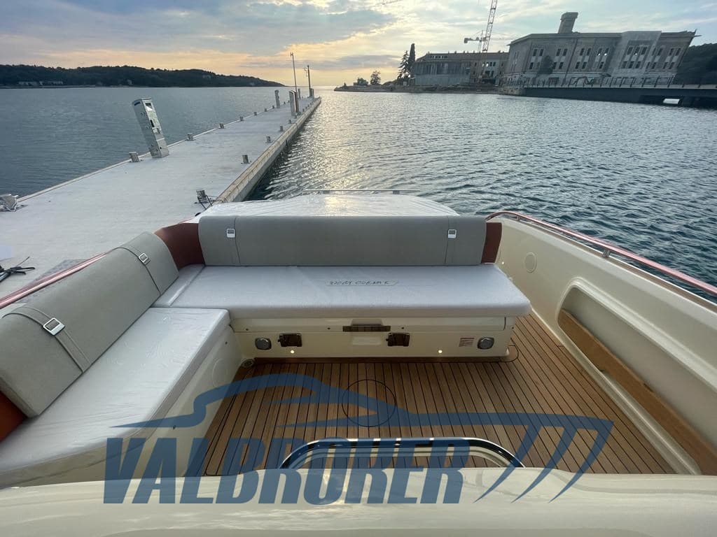 Invictus Gt320 - Deck View Invictus Gt320 - Deck View