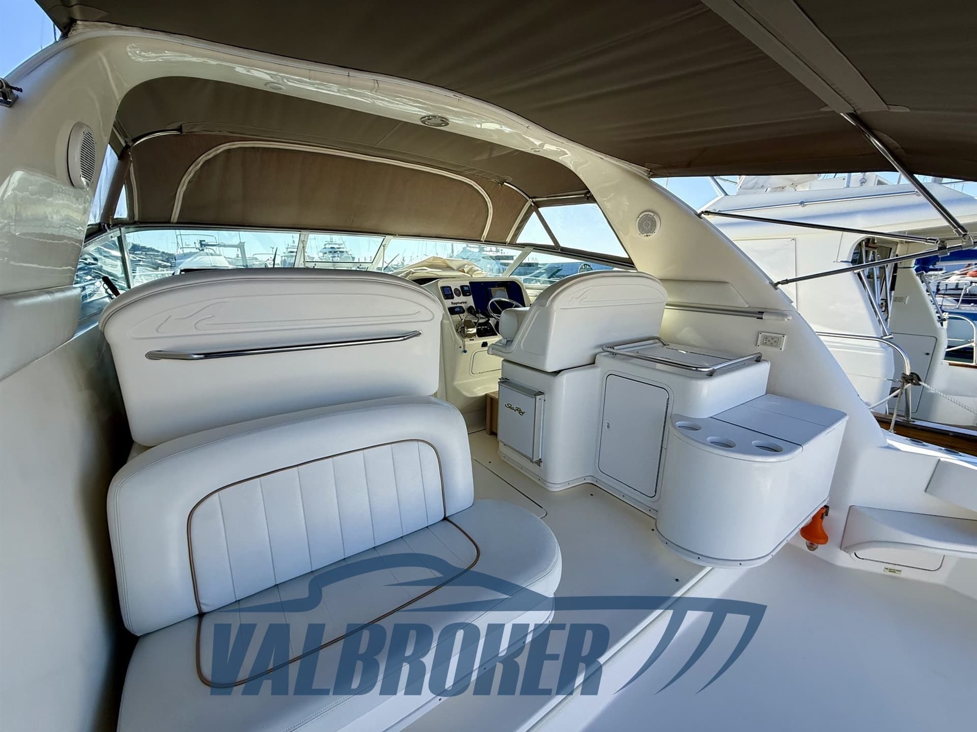Sea Ray 330 AMBERJACK d'occasion - image hero 8