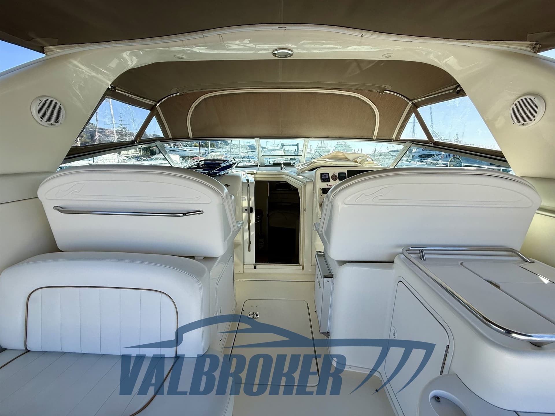 Sea Ray 330 AMBERJACK d'occasion - image hero 7