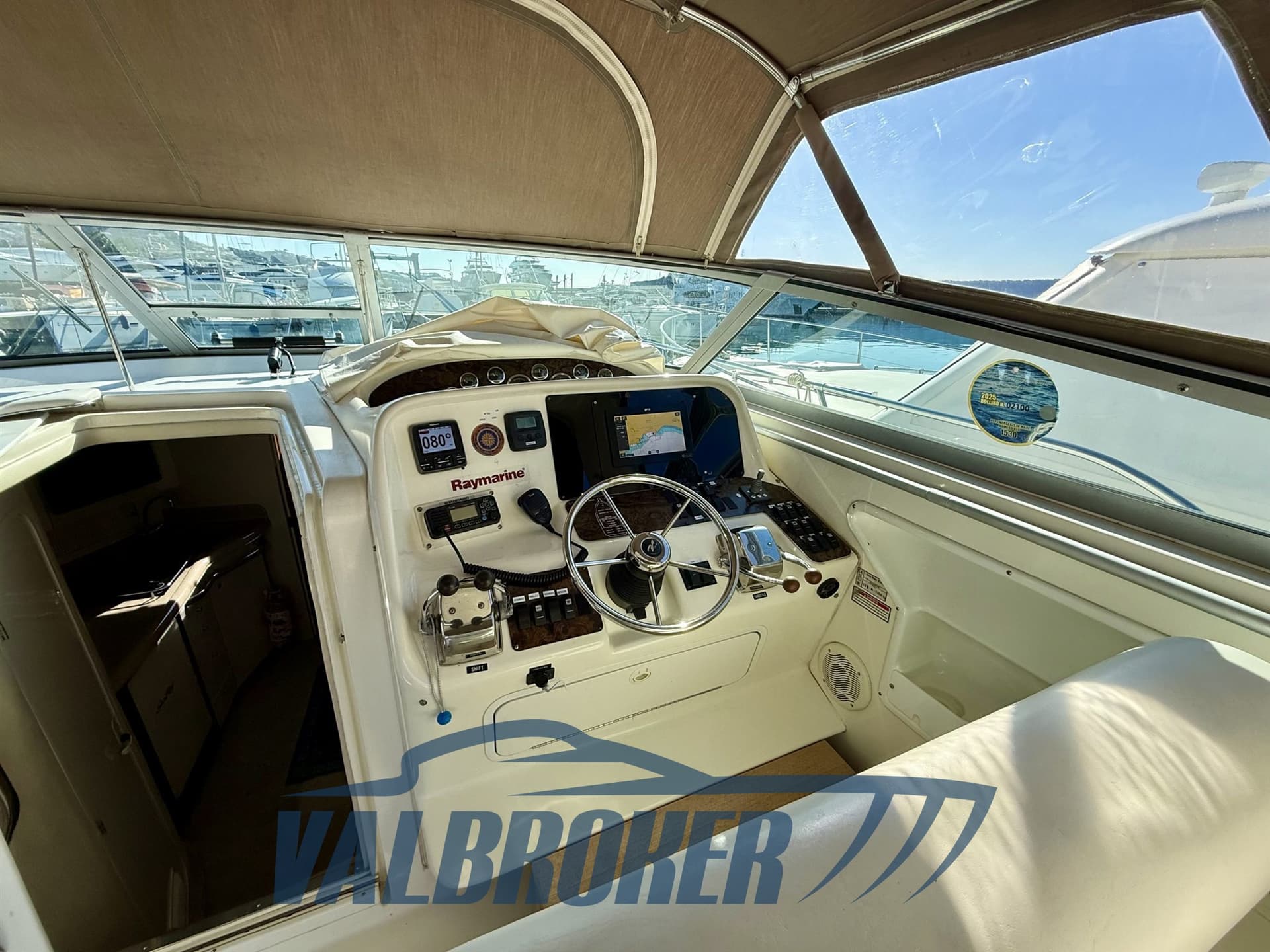 Sea Ray 330 AMBERJACK d'occasion - image hero 11