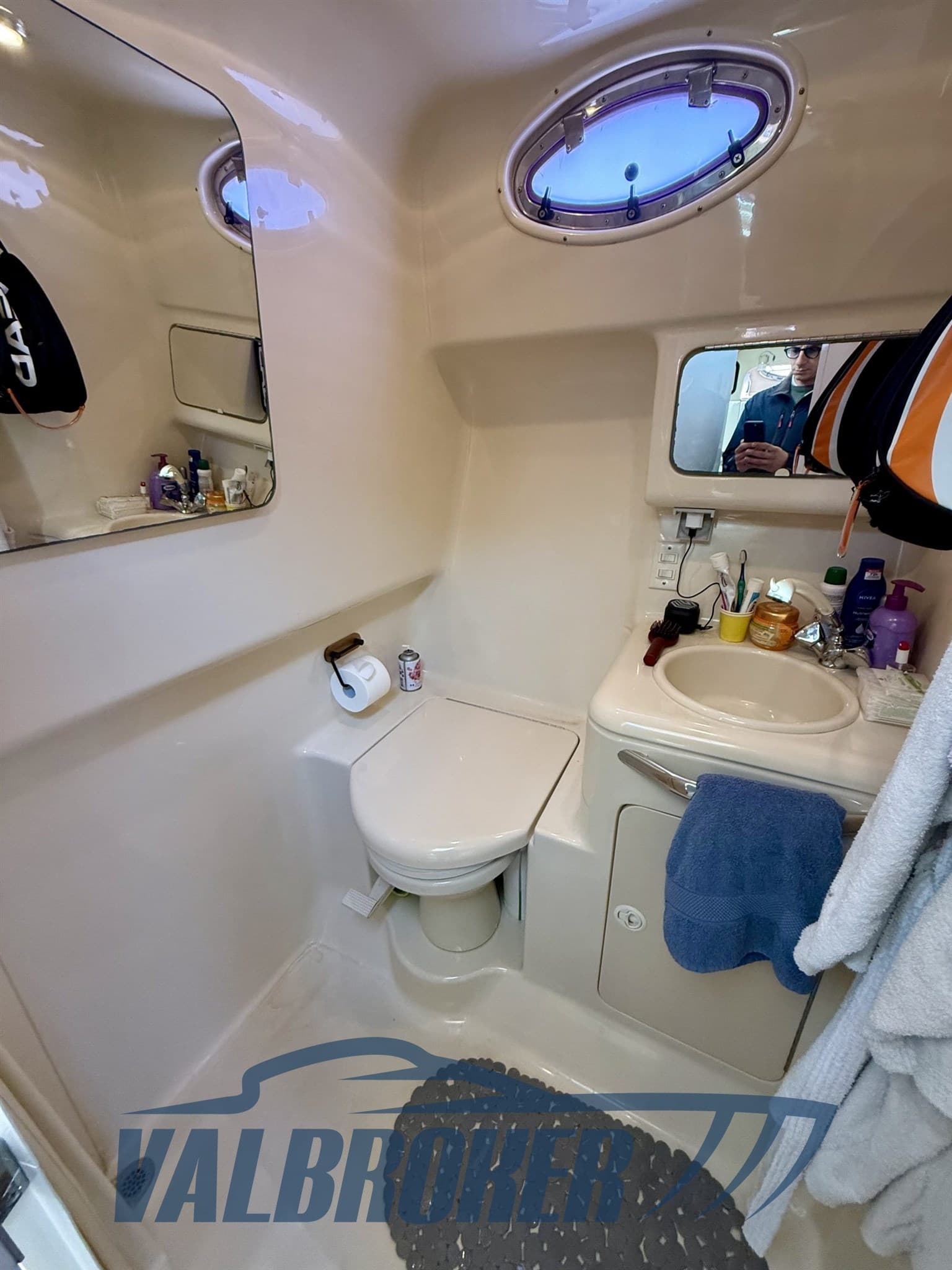 Sea Ray 330 AMBERJACK d'occasion - image hero 18