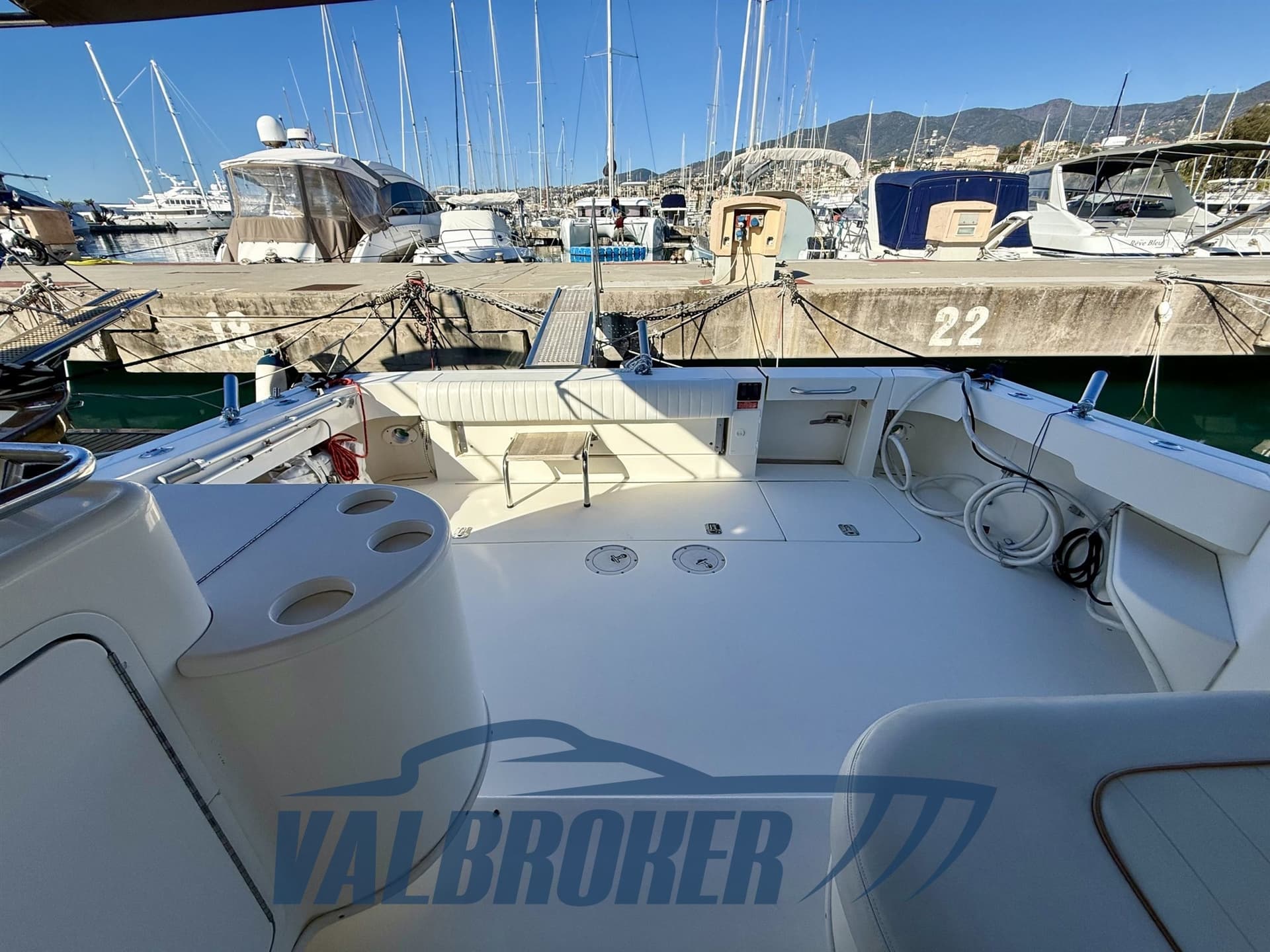 Sea Ray 330 AMBERJACK d'occasion - image hero 10