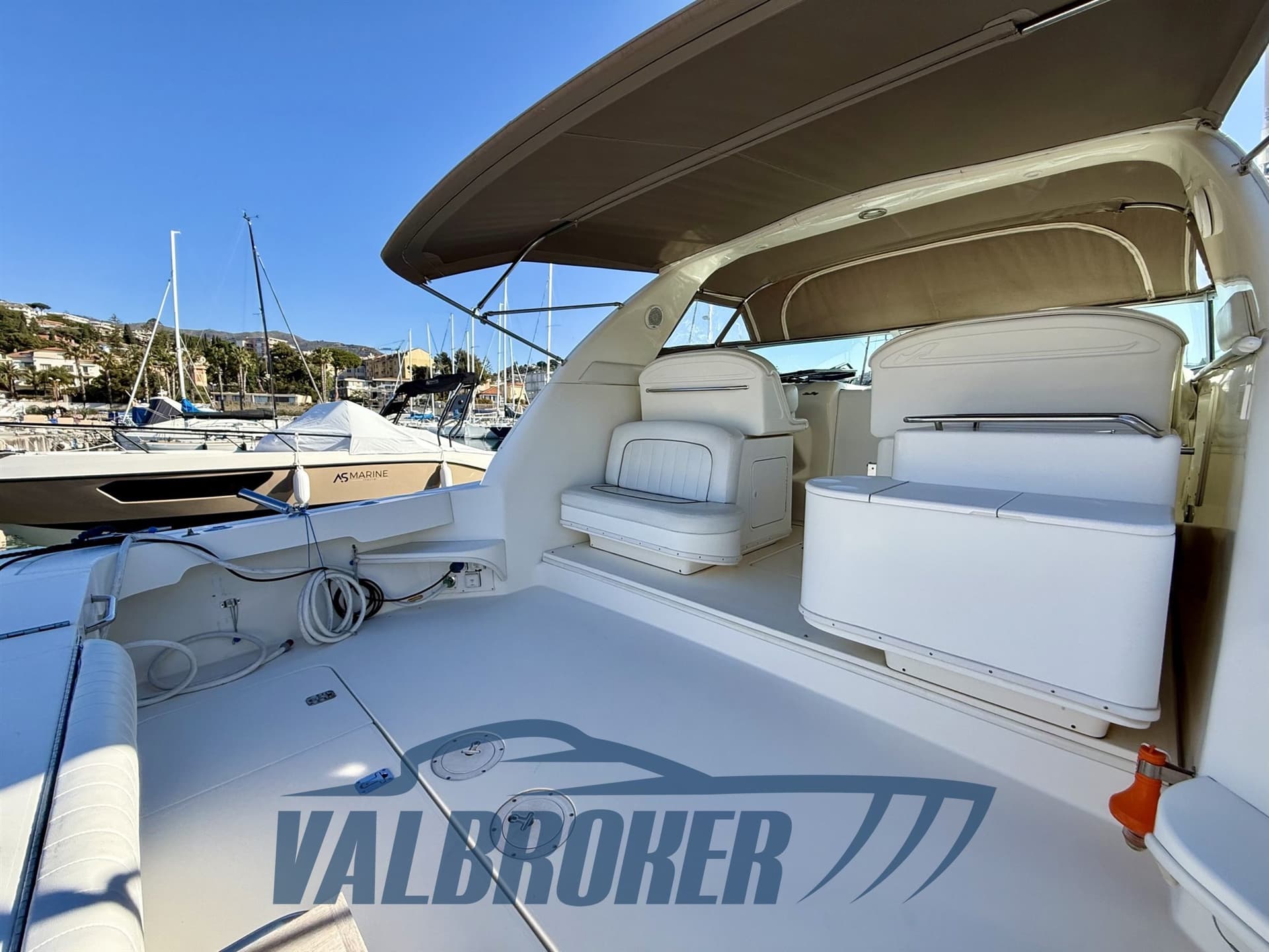 Sea Ray 330 AMBERJACK d'occasion - image hero 6