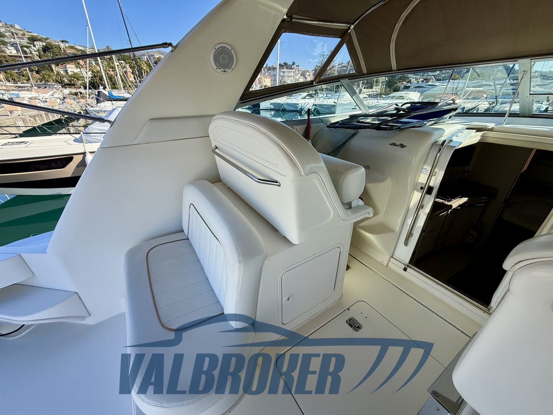 Sea Ray 330 AMBERJACK d'occasion - image hero 9