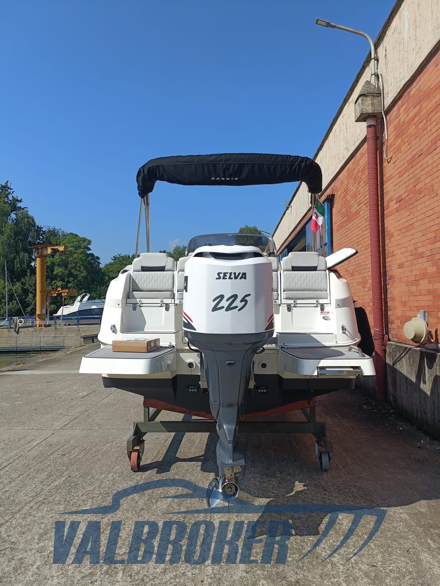 Karnic 702 Sl - Interior View Karnic 702 Sl - Interior View