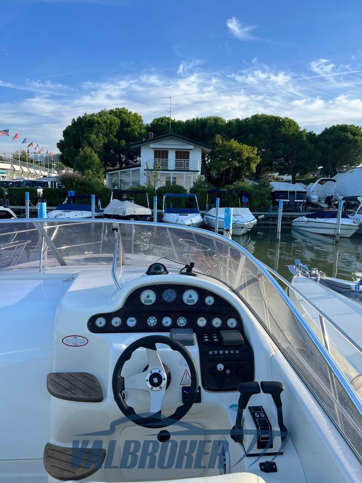 Cranchi Zaffiro 28 - Interior View Cranchi Zaffiro 28 - Interior View