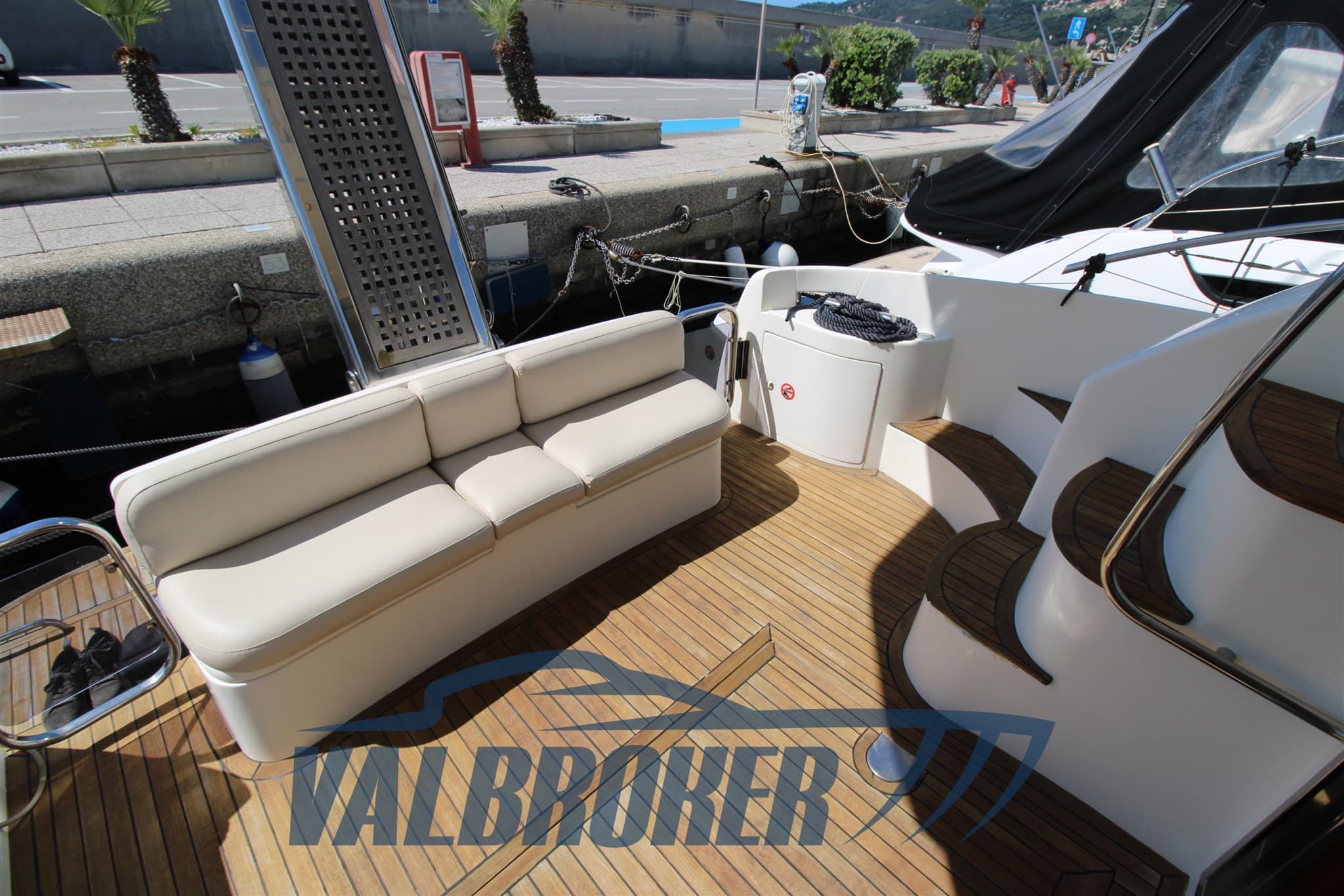 Azimut 42 - Interior View Azimut 42 - Interior View