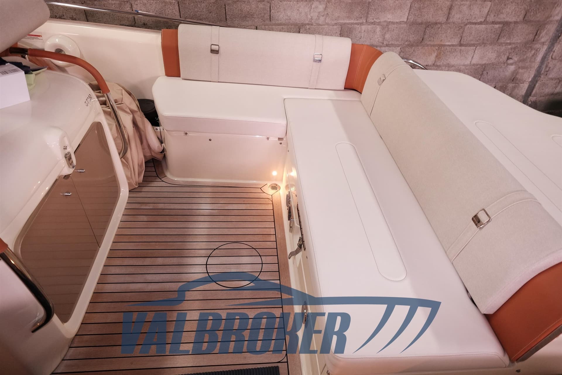 Invictus Gt280 - Deck View Invictus Gt280 - Deck View