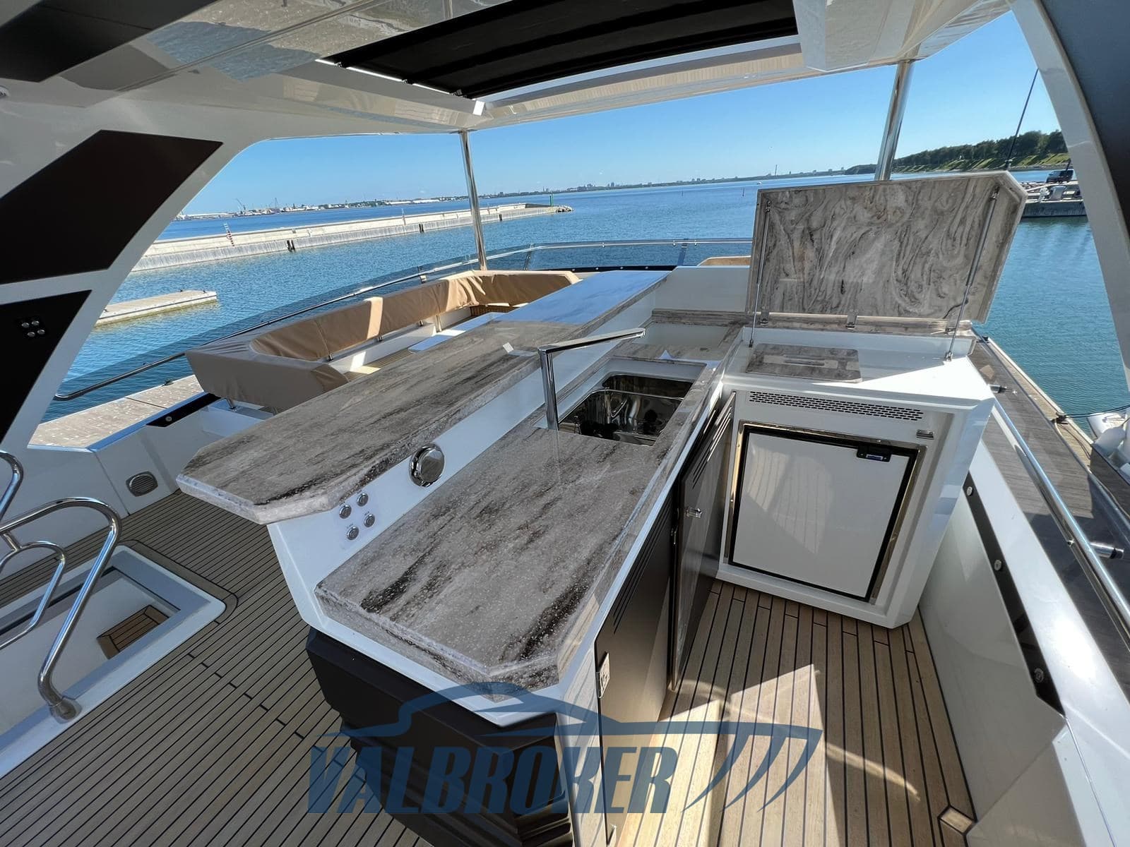 Galeon 680 Fly - Deck View Galeon 680 Fly - Deck View
