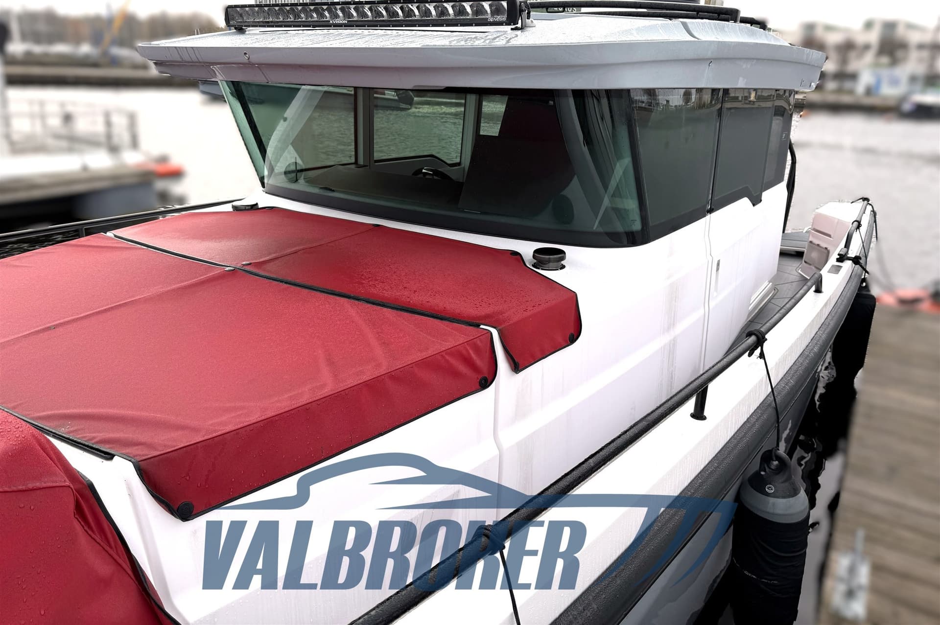 Axopar 37 Xc Cross Cabin - Deck View Axopar 37 Xc Cross Cabin - Deck View