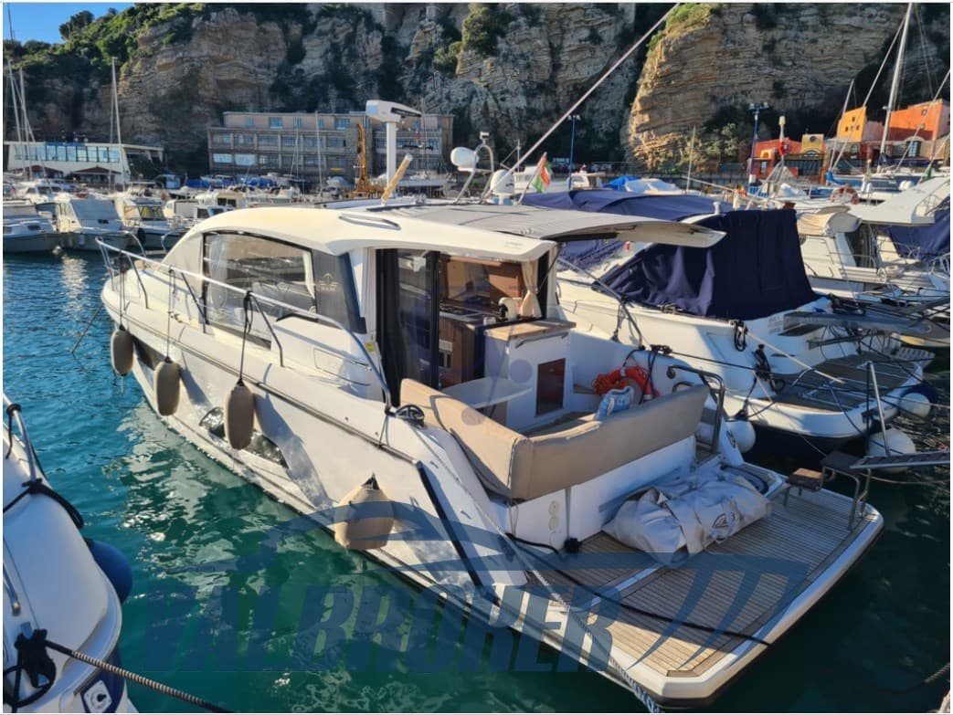 Sealine C330 - Main View Sealine C330 - Main View