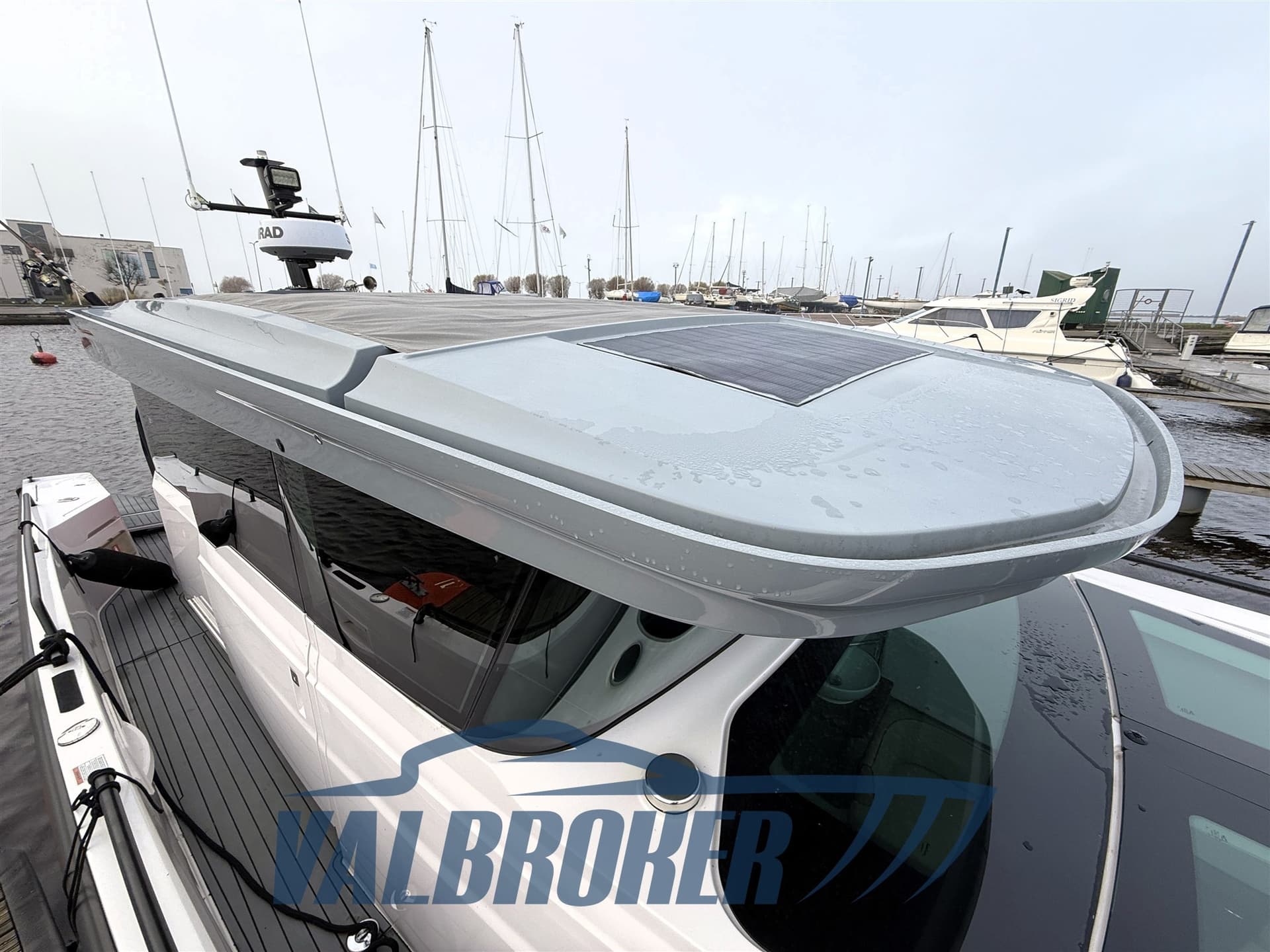 Axopar 37 Xc Cross Cabin - Deck View Axopar 37 Xc Cross Cabin - Deck View