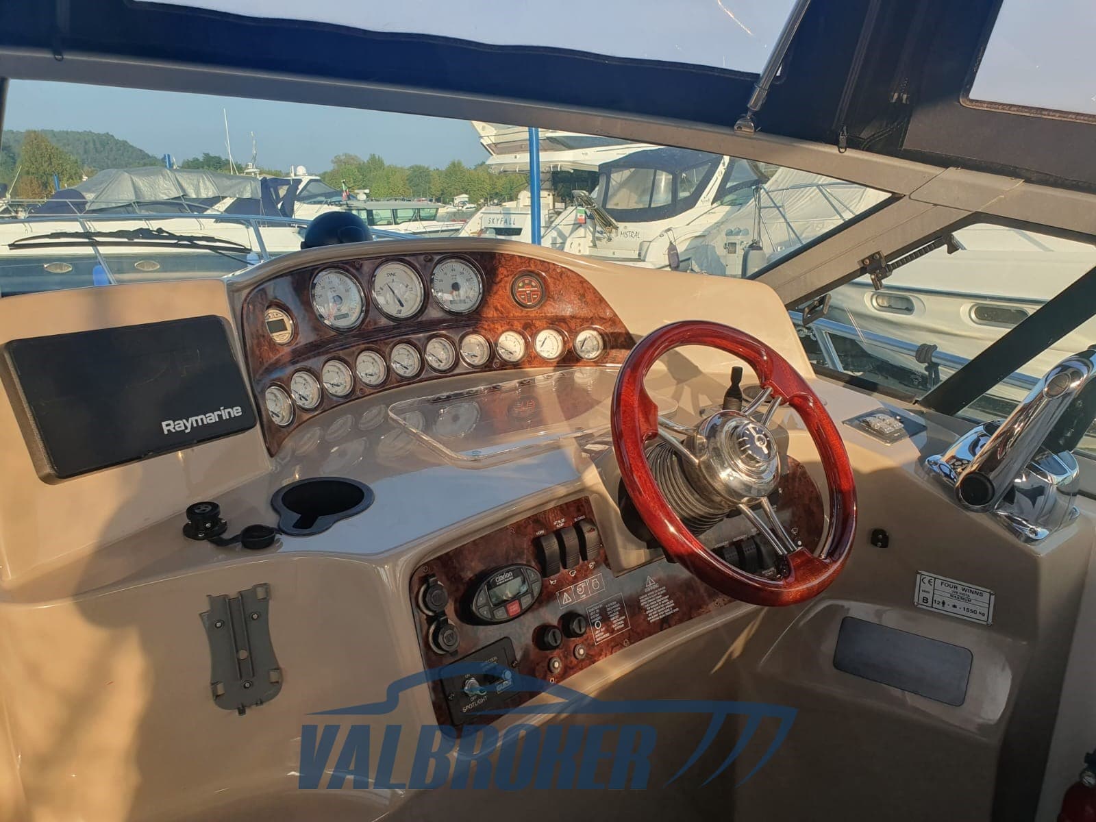 Four Winns Vista 328 - Deck View Four Winns Vista 328 - Deck View