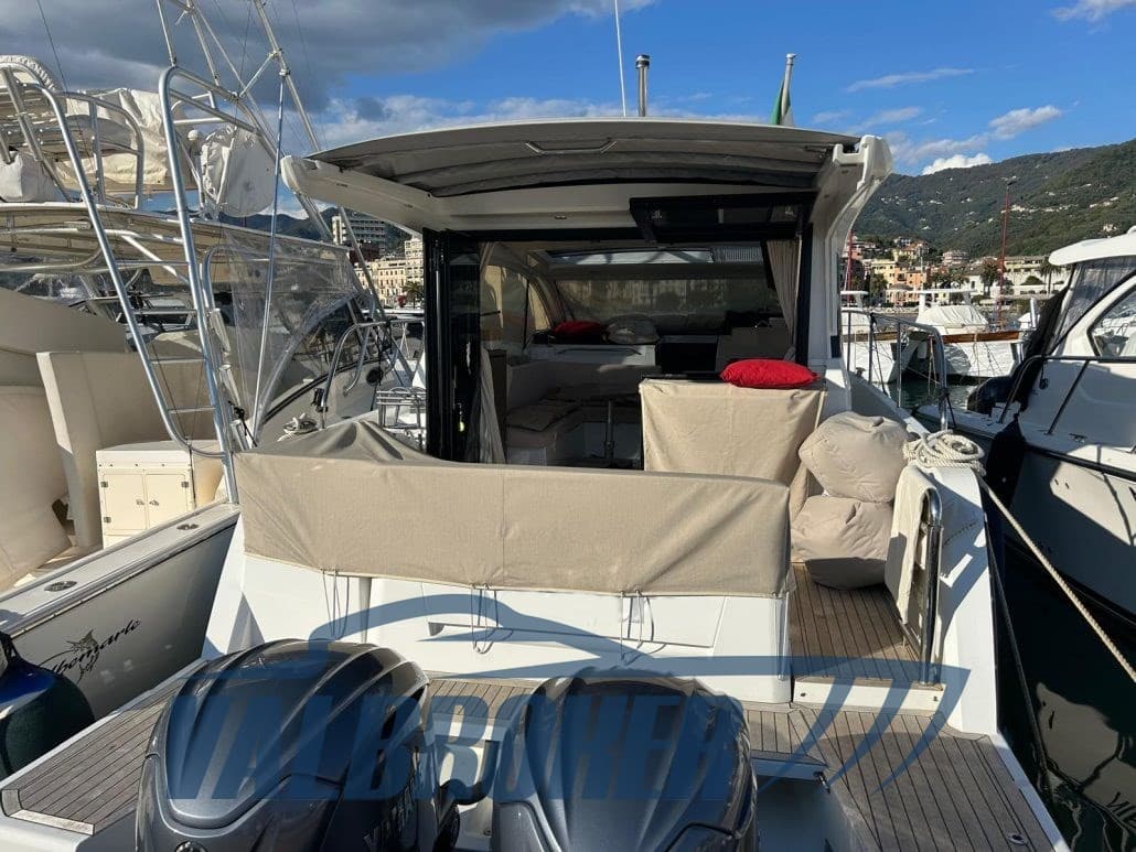 Sealine C335v - Interior View Sealine C335v - Interior View