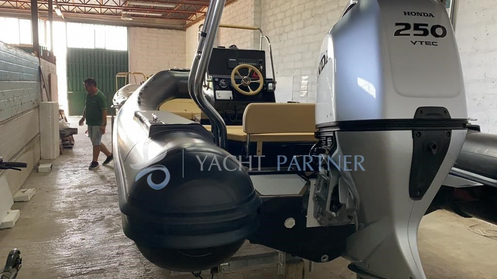 Lomac Nautica 730 Club - Detail View 1 Lomac Nautica 730 Club - Detail View 1