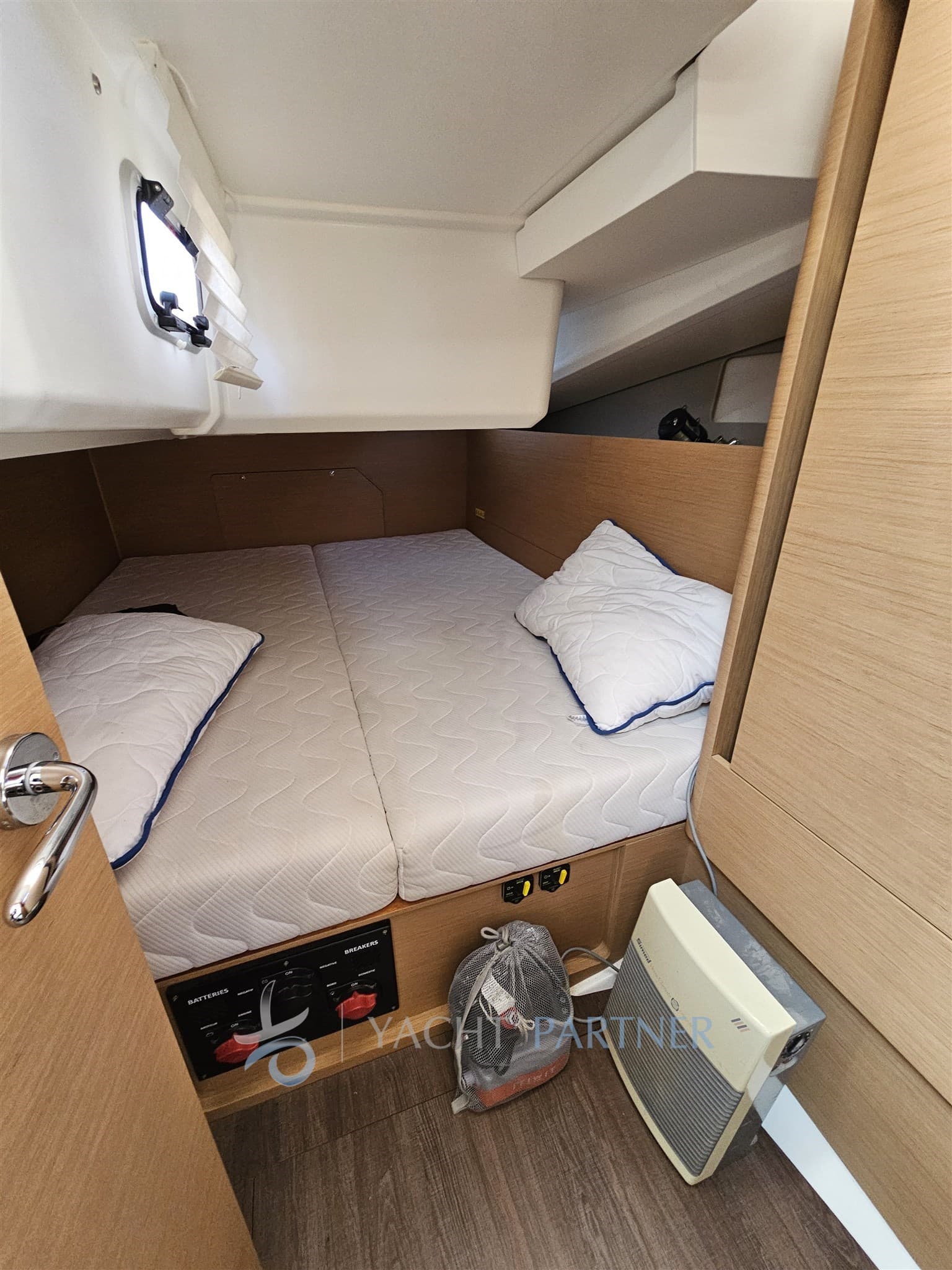 Jeanneau Sun Odyssey 440 - Deck View Jeanneau Sun Odyssey 440 - Deck View