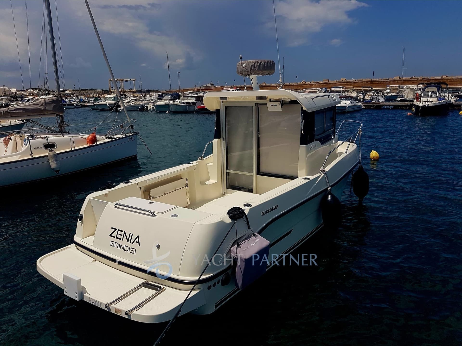 Quicksilver 690 Arvor - Deck View Quicksilver 690 Arvor - Deck View