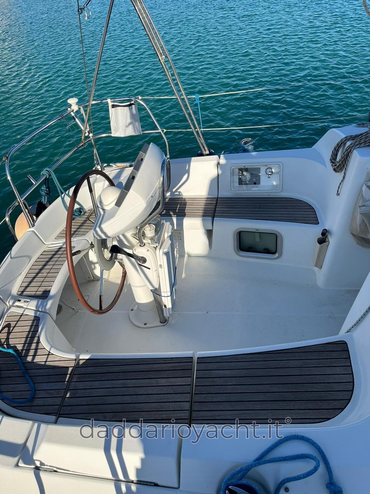 Jeanneau Sun Odyssey 35 - Interior View Jeanneau Sun Odyssey 35 - Interior View