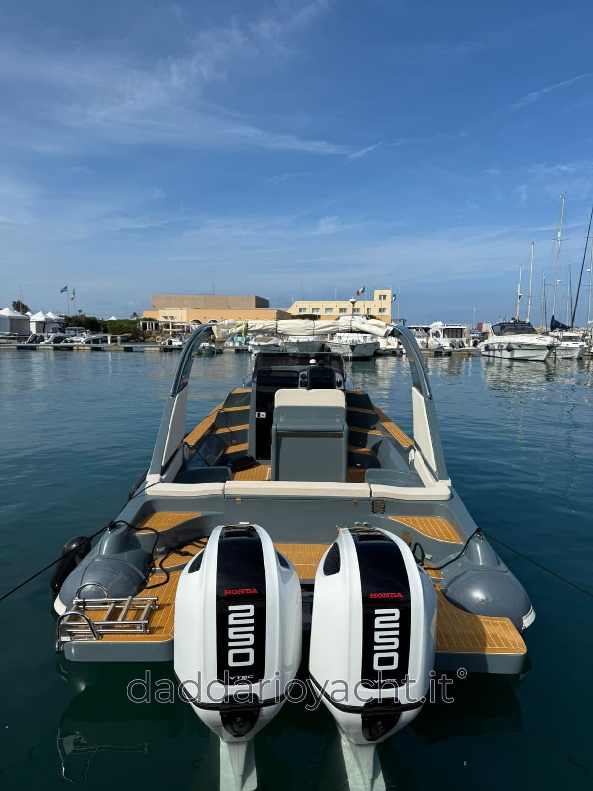 Revenger 28.70 Zeus - Detail View 1 Revenger 28.70 Zeus - Detail View 1